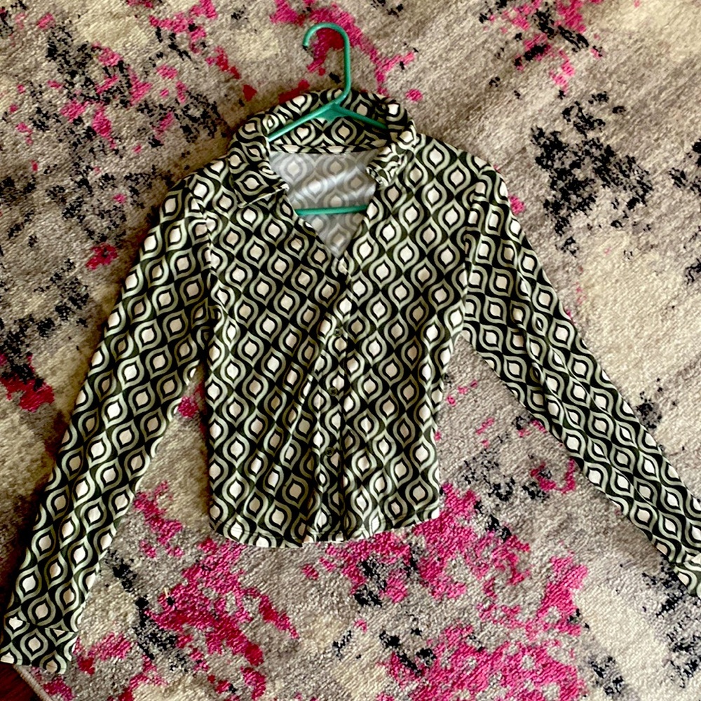 XS cropped 90s look button up brand new condition no tag